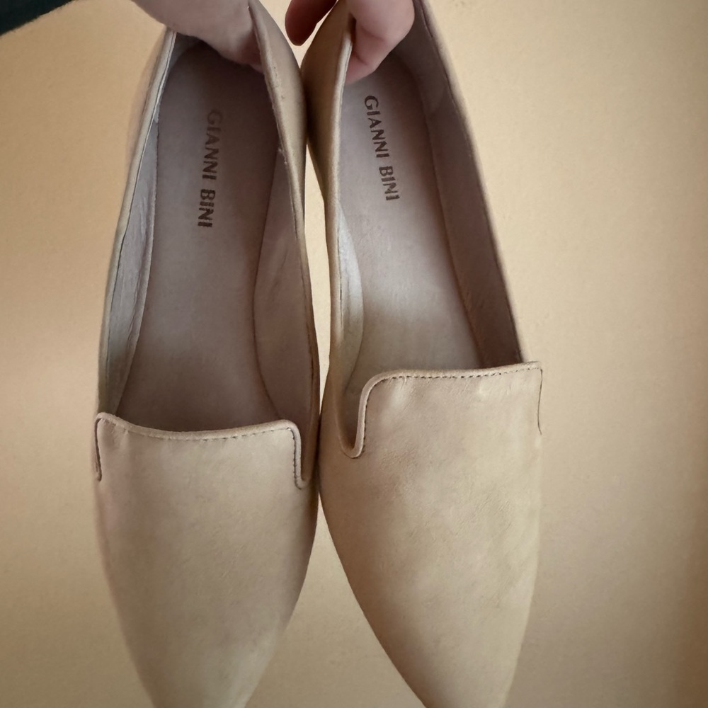 Gianni Bini Tan Flats Sleek Minimalist Design
